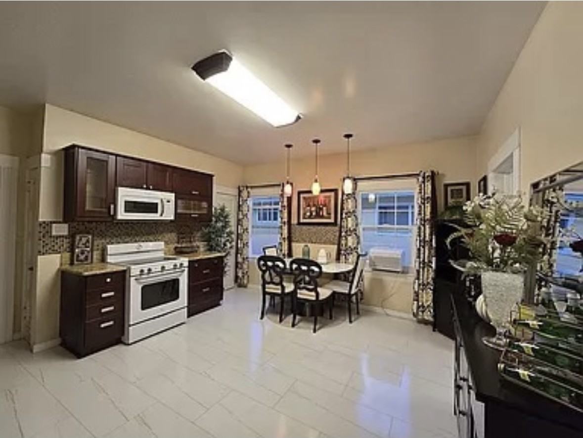 916 V St #916 - Photo 3 of 10