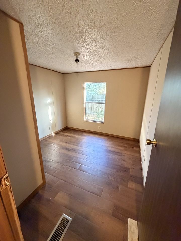 5542 Whites Ferry Rd - Photo 2 of 9