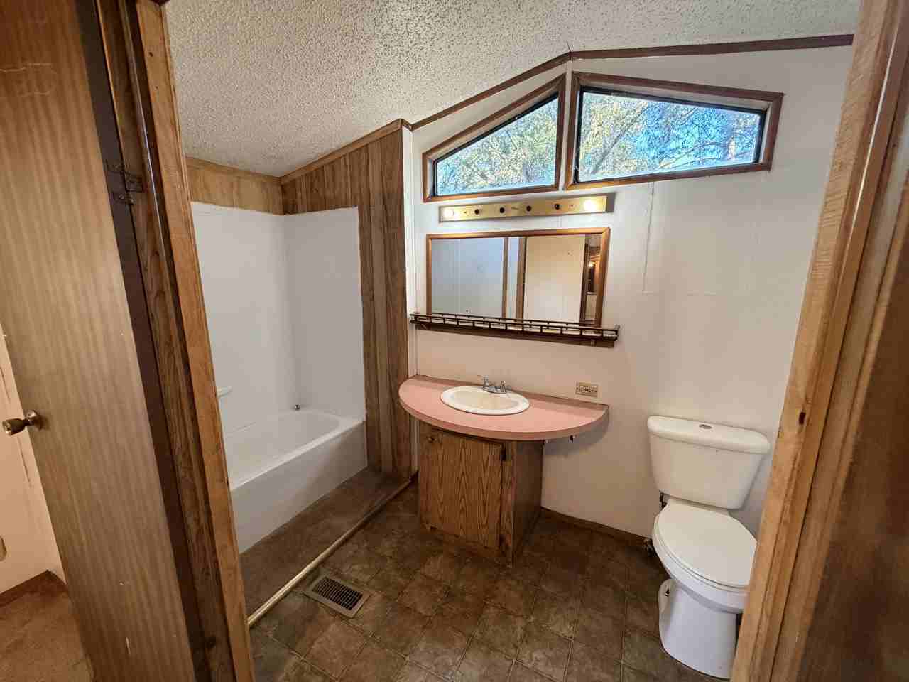 5542 Whites Ferry Rd - Photo 4 of 9