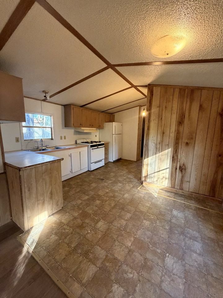 5542 Whites Ferry Rd - Photo 5 of 9