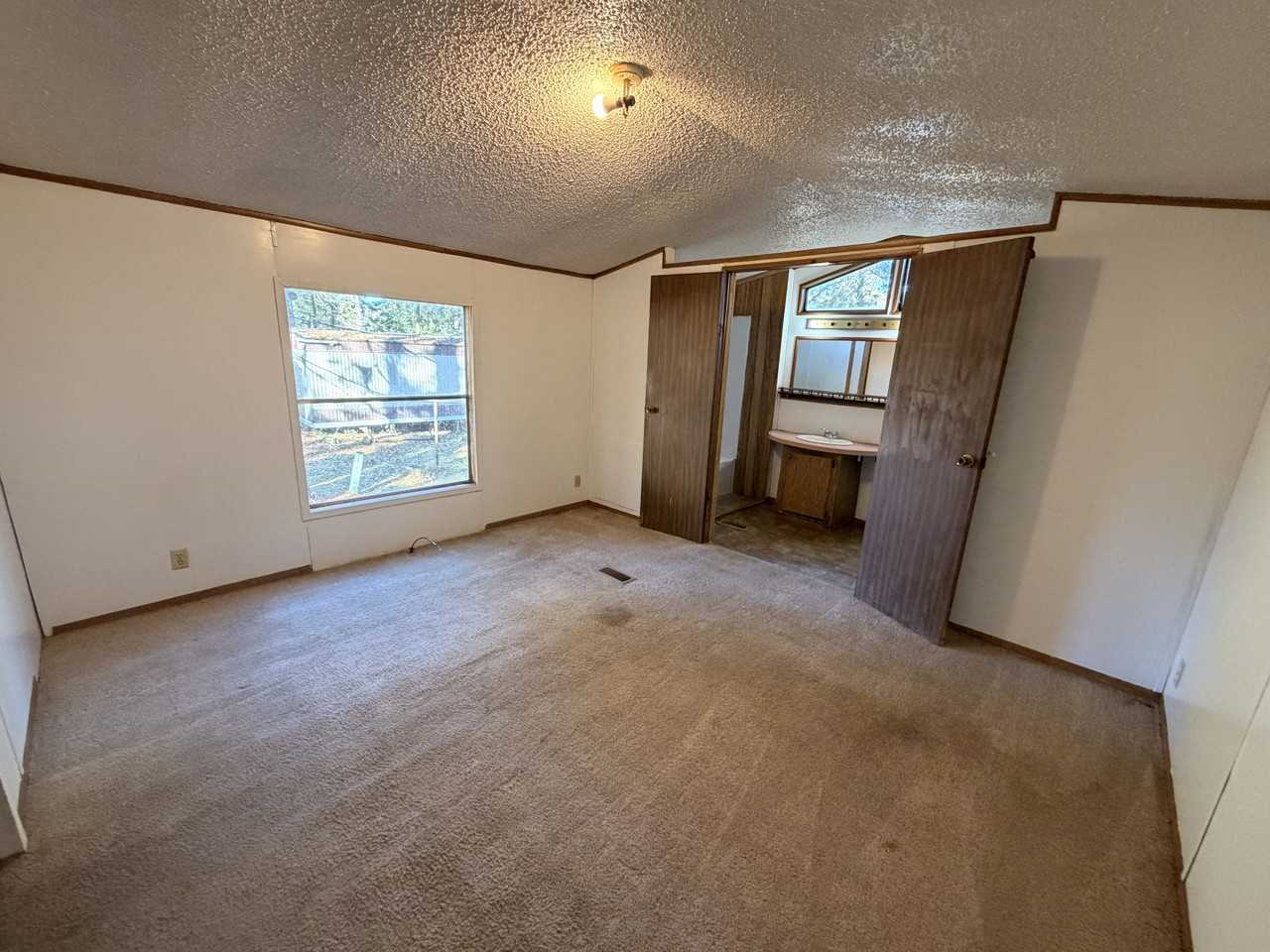 5542 Whites Ferry Rd - Photo 7 of 9