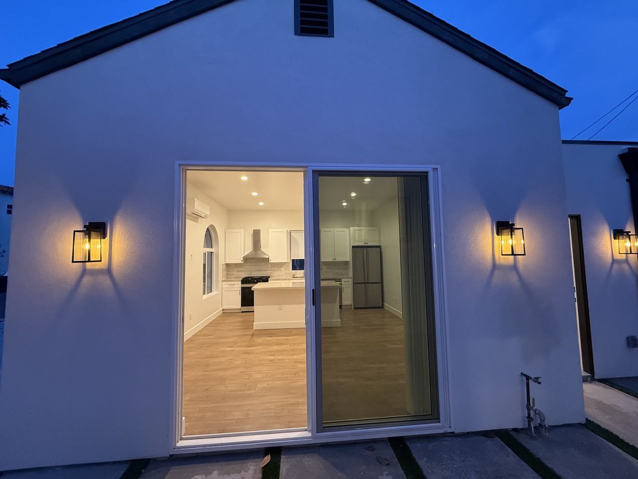 1332 S Burnside Ave #1332 - Photo 7 of 8