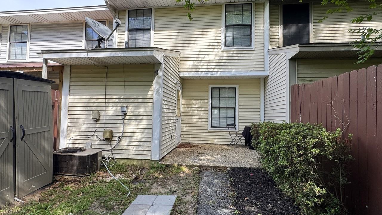 115 Wellington Pl - Photo 3 of 17