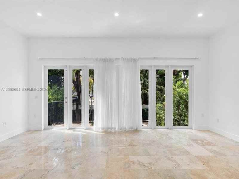 3502 Ne 166th St - Photo 4 of 29