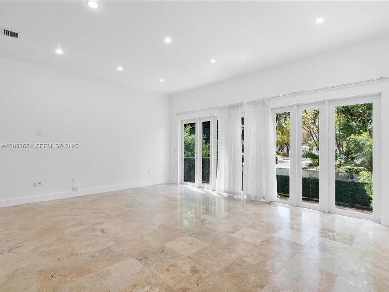 3502 Ne 166th St - Photo 5 of 29