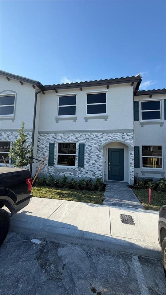 1087 Se 2nd Ter - Photo 2 of 20