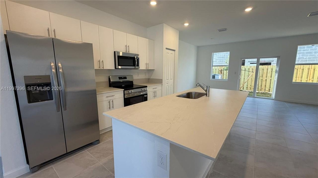 1087 Se 2nd Ter - Photo 5 of 20