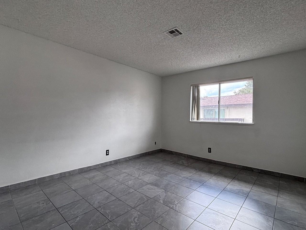 2340 Canfield Dr - Photo 3 of 7