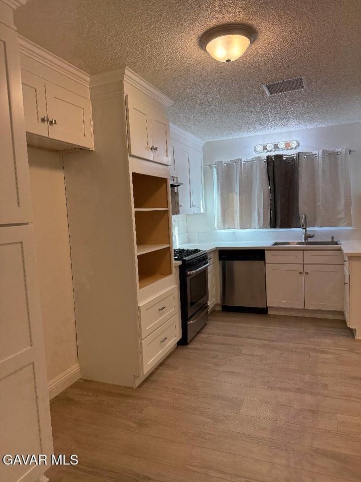 45303 Lorimer Ave - Photo 4 of 16