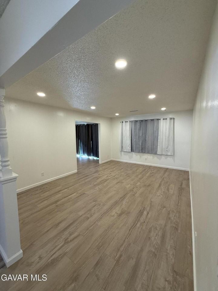 45303 Lorimer Ave - Photo 5 of 16