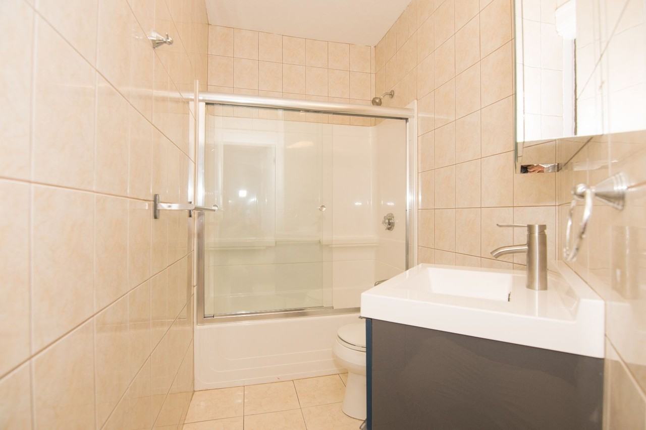 1616 Beacon St - Photo 4 of 22