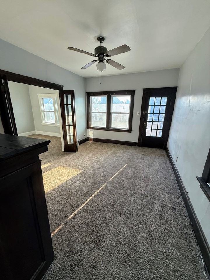 951 Royal Rd Uppr - Photo 4 of 20