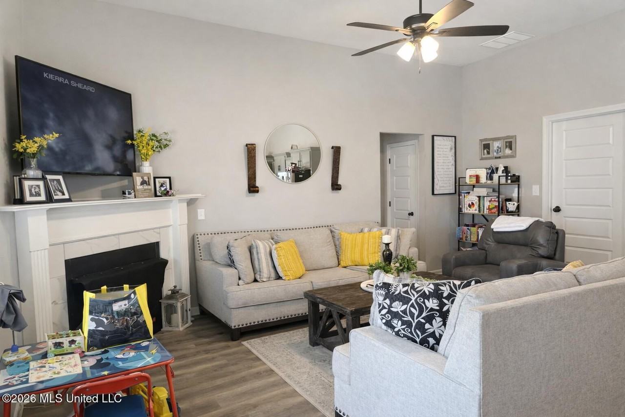 5864 Thomas St - Photo 6 of 24