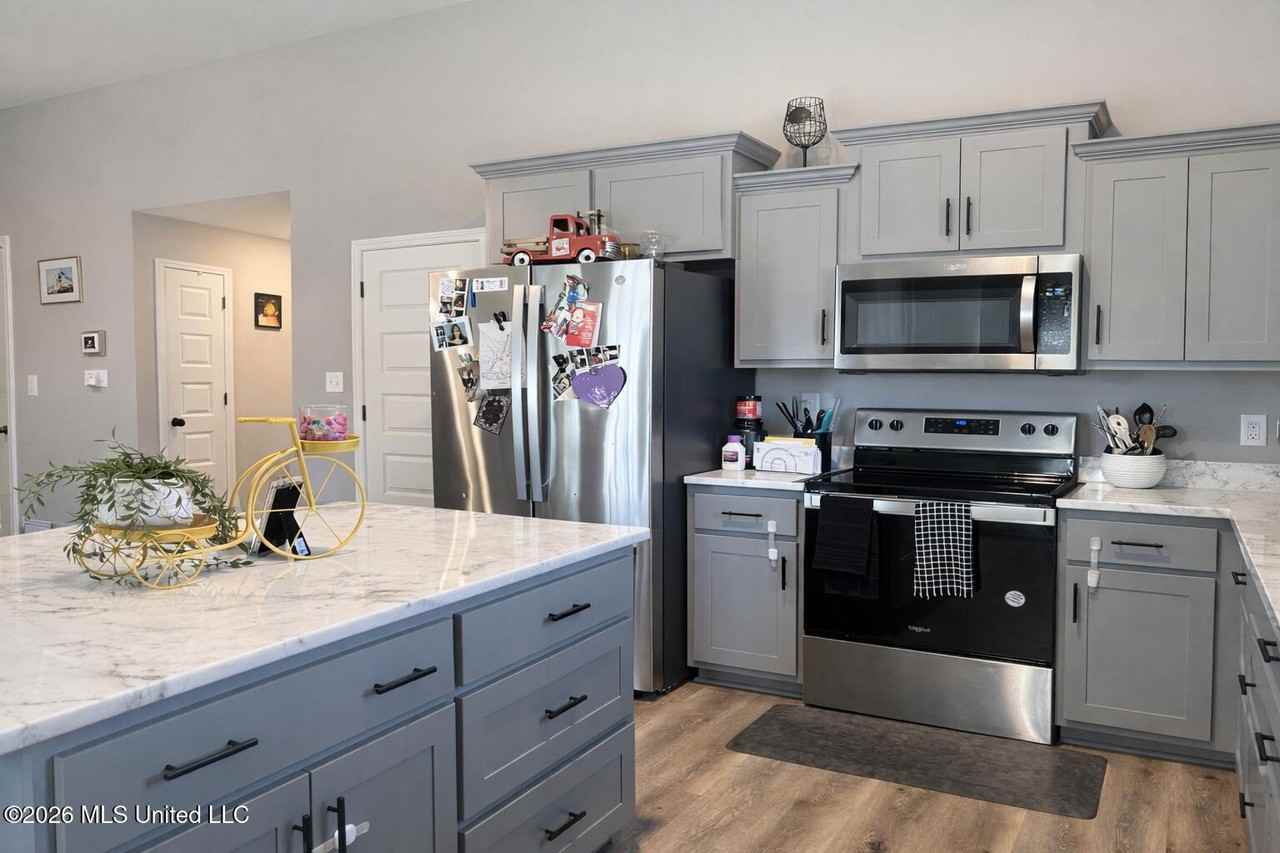 5864 Thomas St - Photo 7 of 24