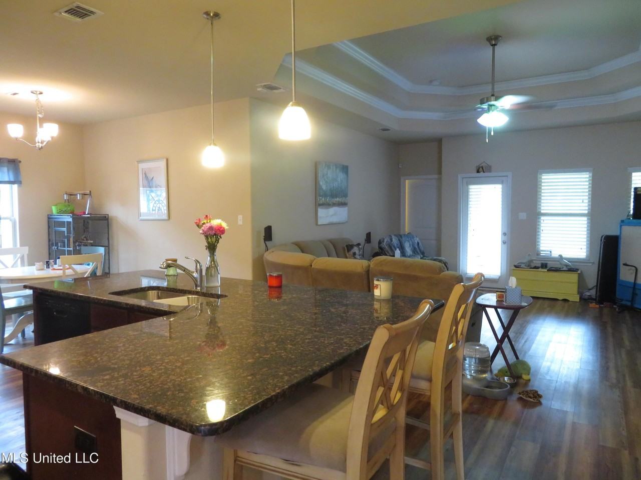 11577 Caroline Ct - Photo 3 of 15