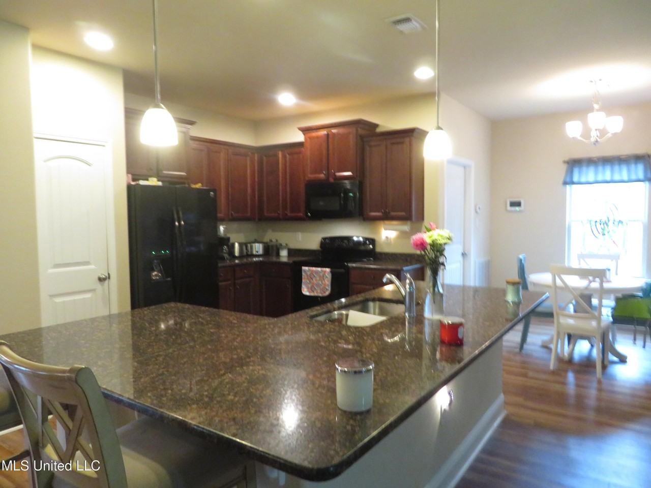 11577 Caroline Ct - Photo 4 of 15