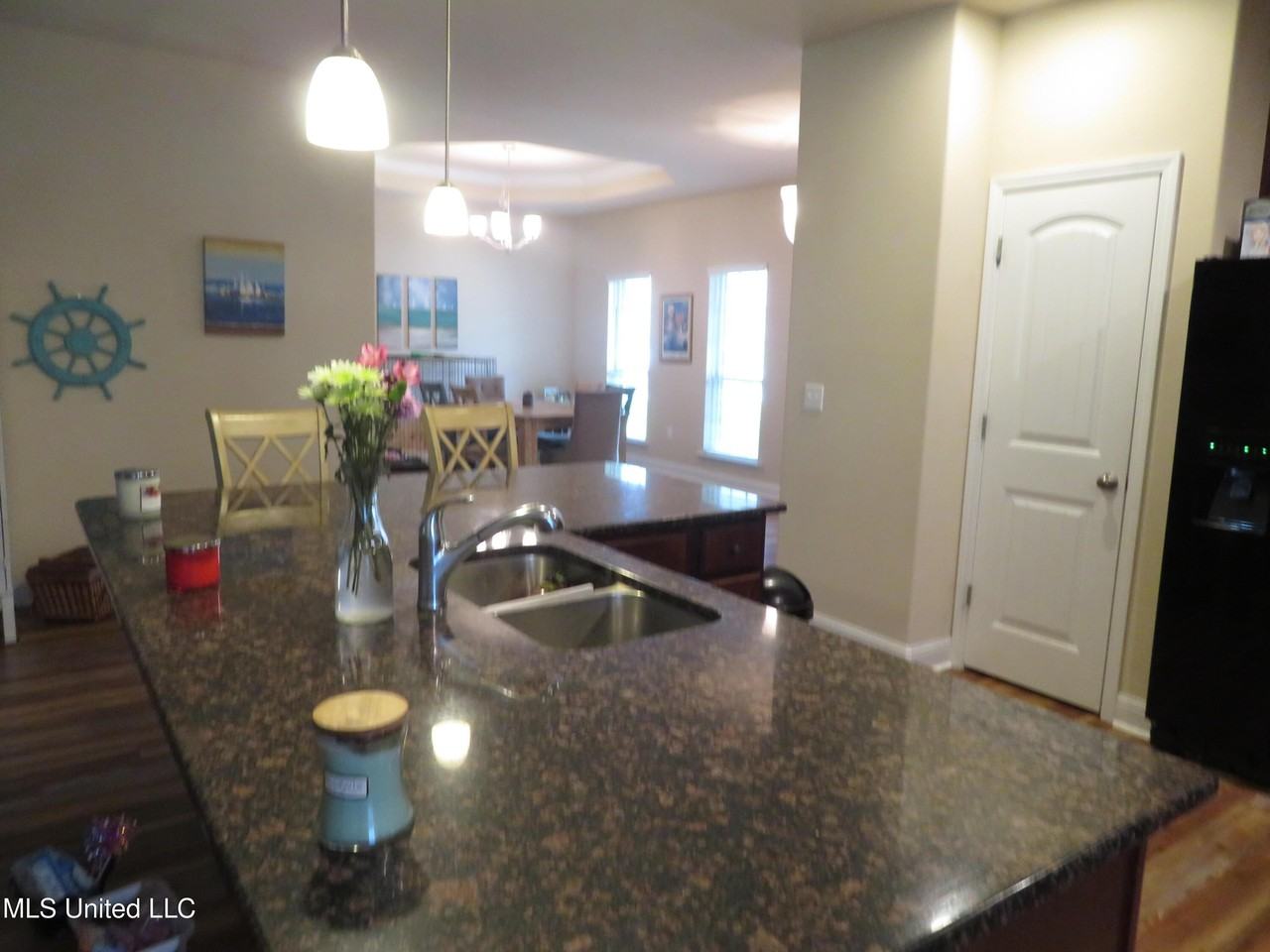 11577 Caroline Ct - Photo 5 of 15