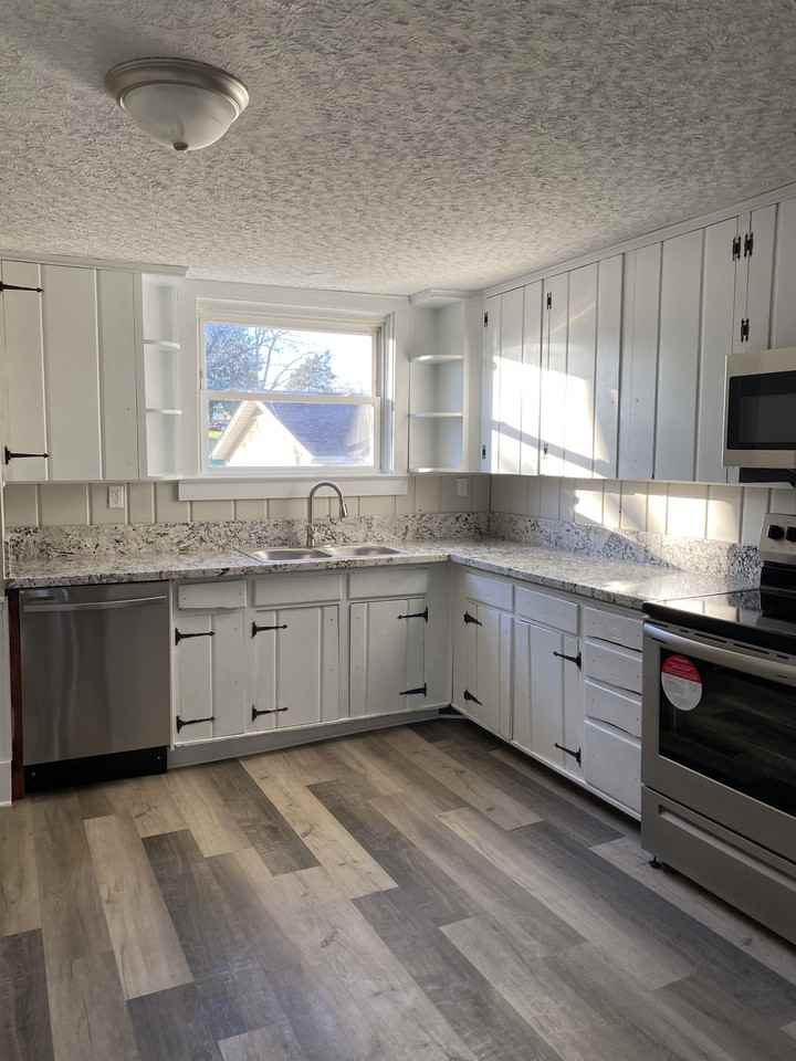 1116 N Royal Ave #2 - Photo 2 of 20