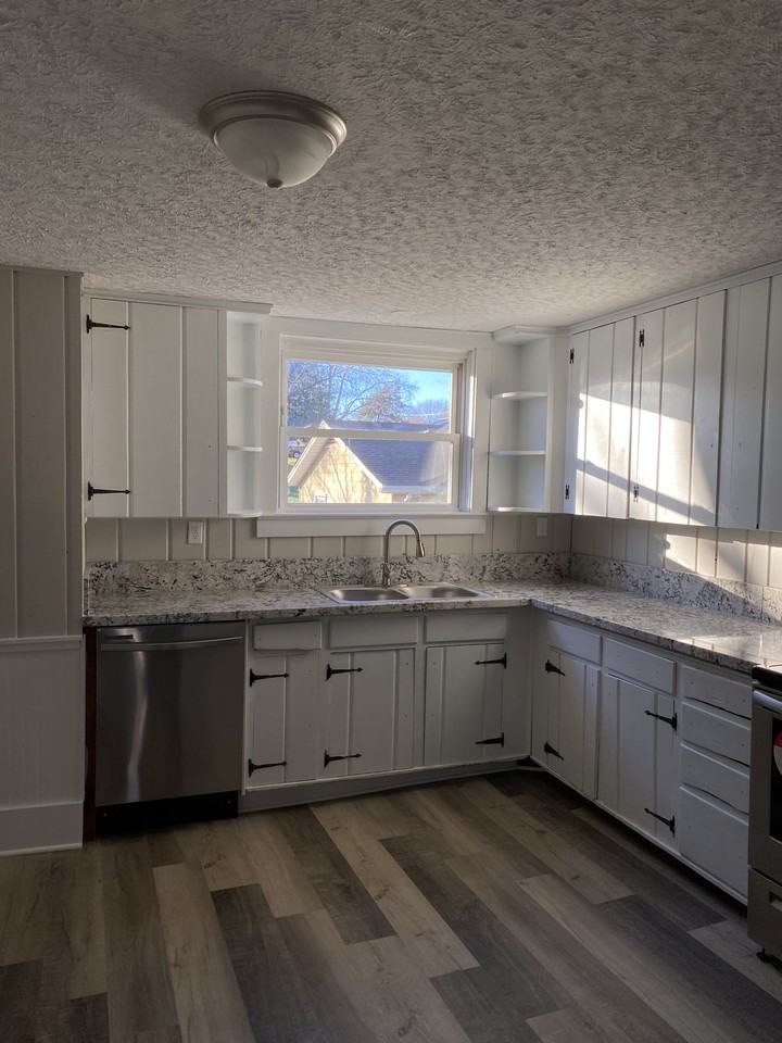 1116 N Royal Ave #2 - Photo 4 of 20