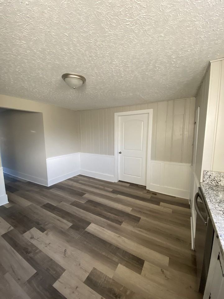 1116 N Royal Ave #2 - Photo 5 of 20