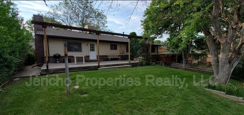 1512 S Yank St - Photo 2 of 5