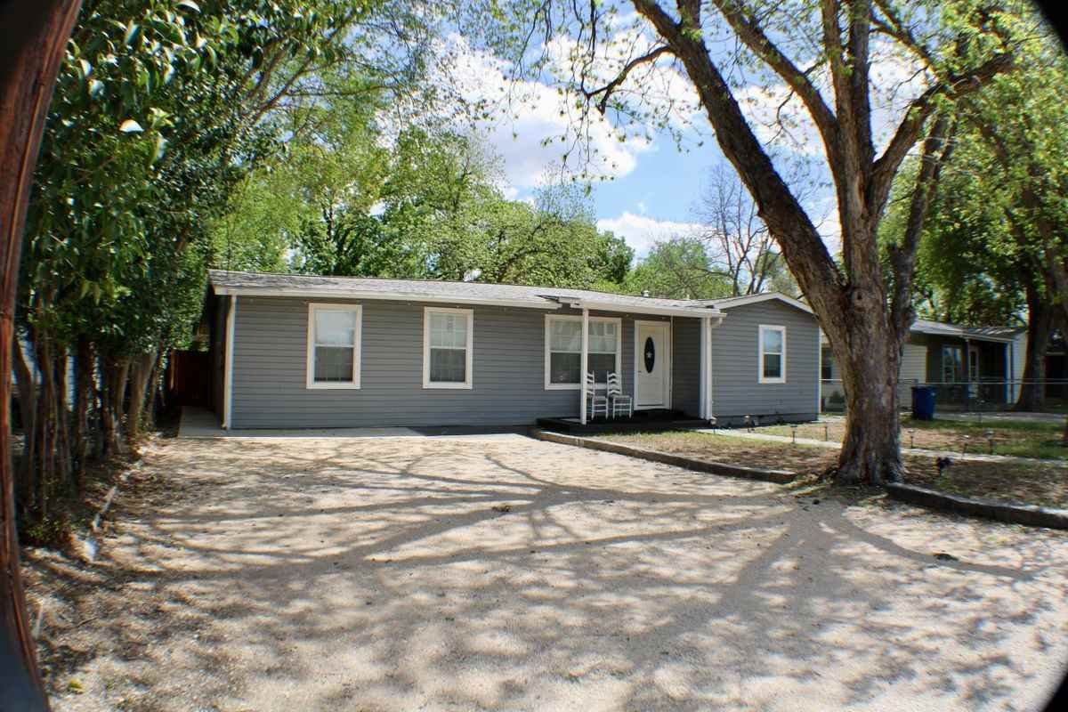 1141 Katy St - Photo 2 of 32