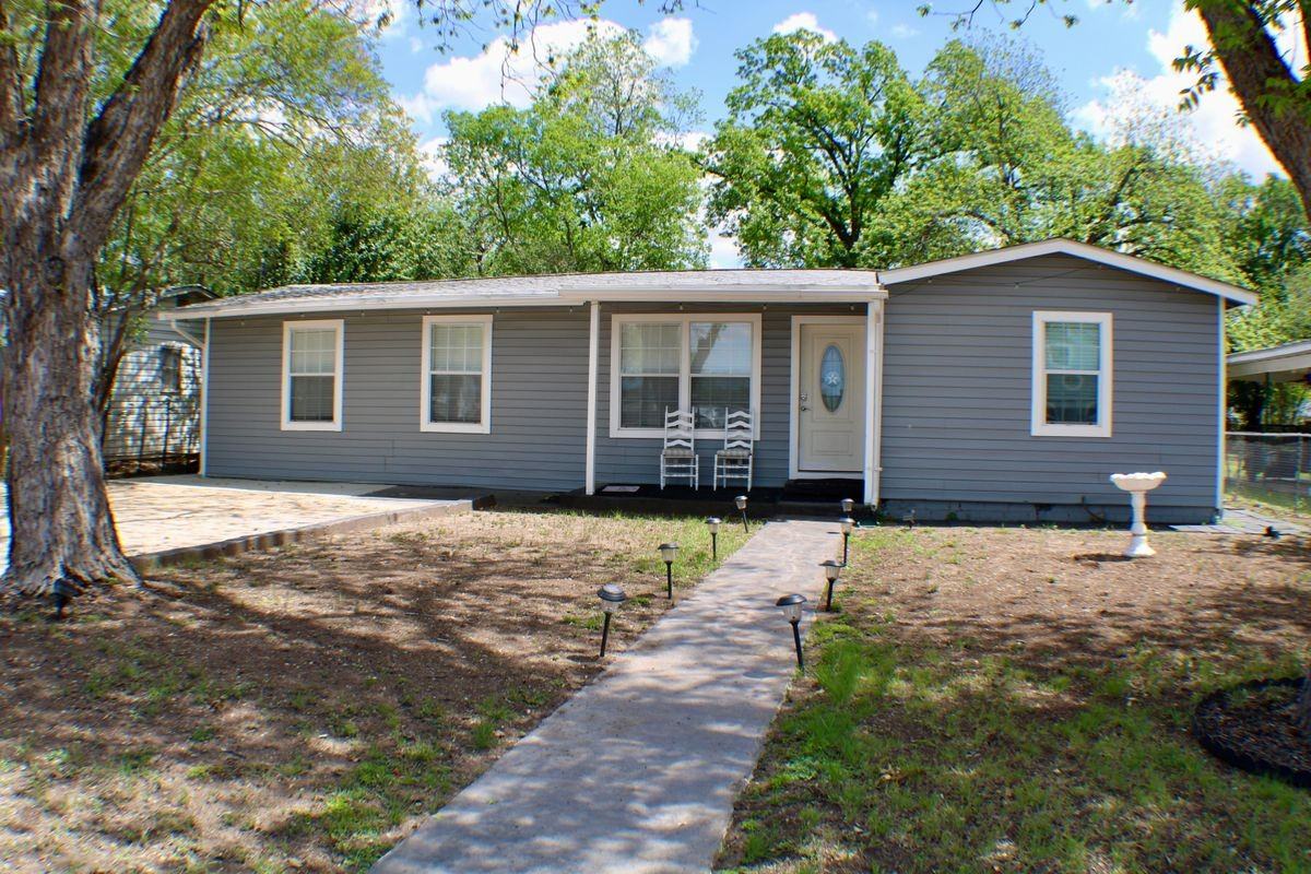 1141 Katy St - Photo 3 of 32