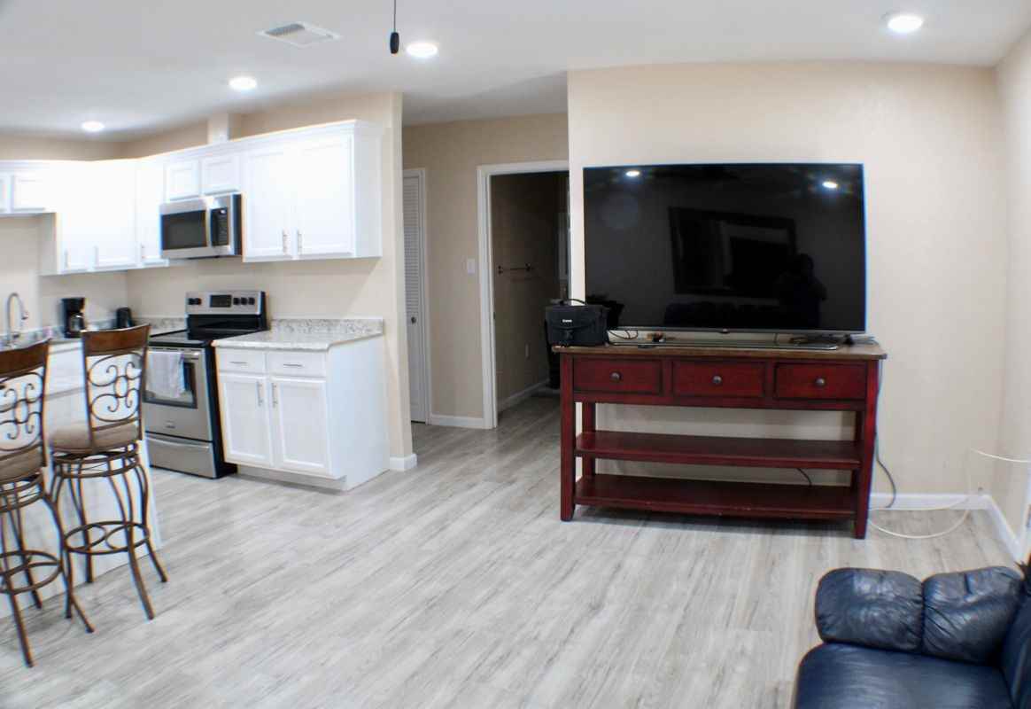 1141 Katy St - Photo 5 of 32