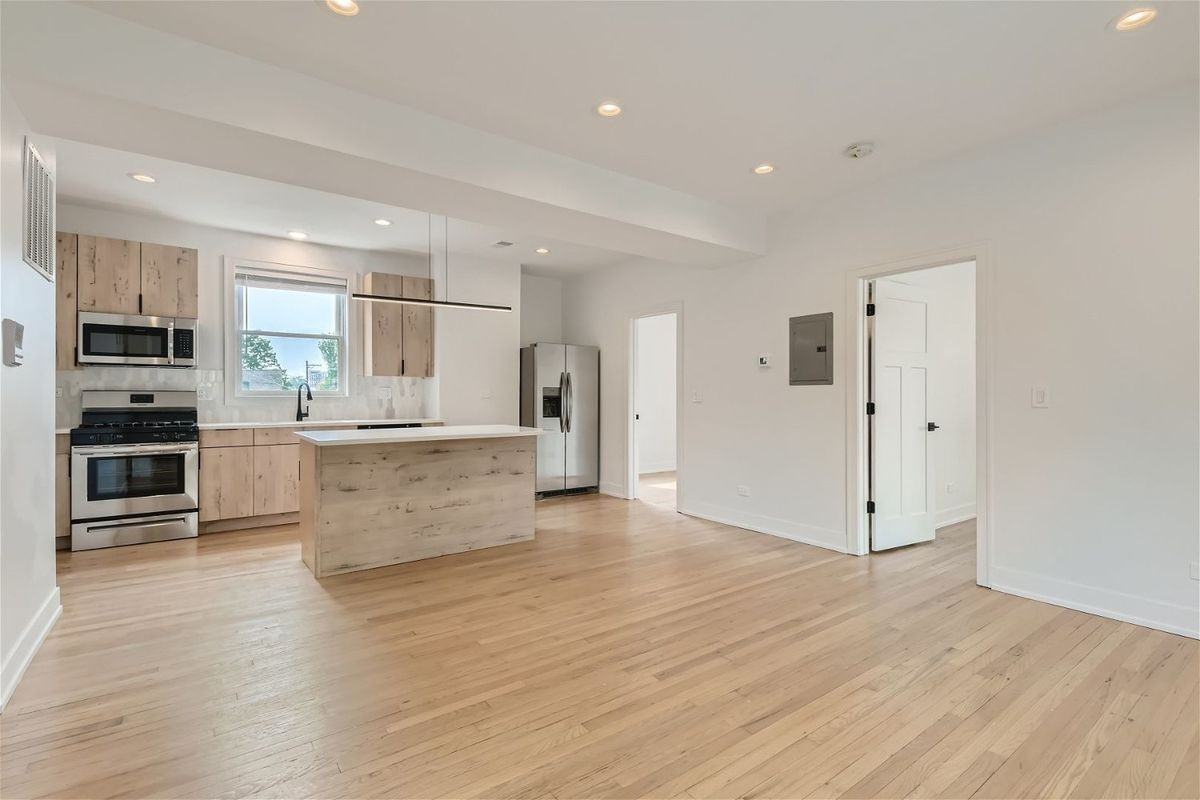 2604 N Springfield Ave - Photo 5 of 27