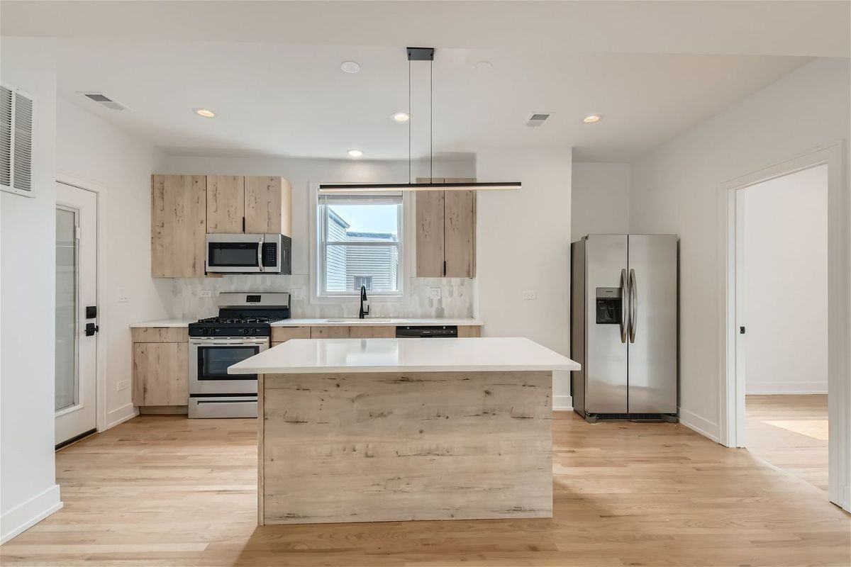 2604 N Springfield Ave - Photo 6 of 27