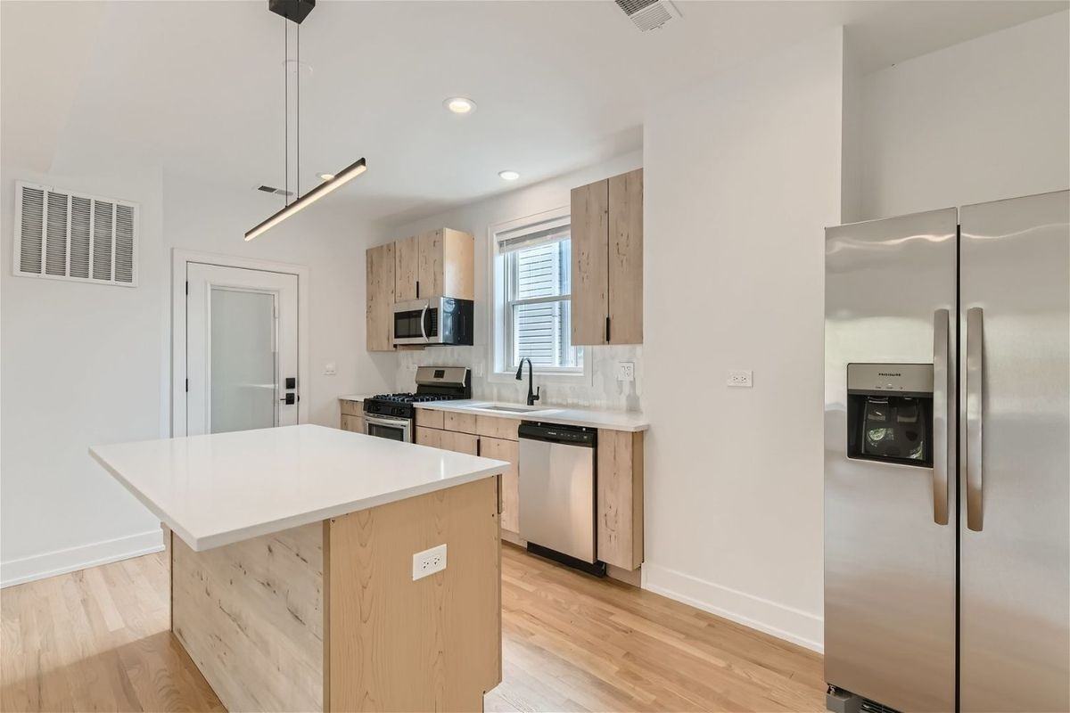 2604 N Springfield Ave - Photo 7 of 27