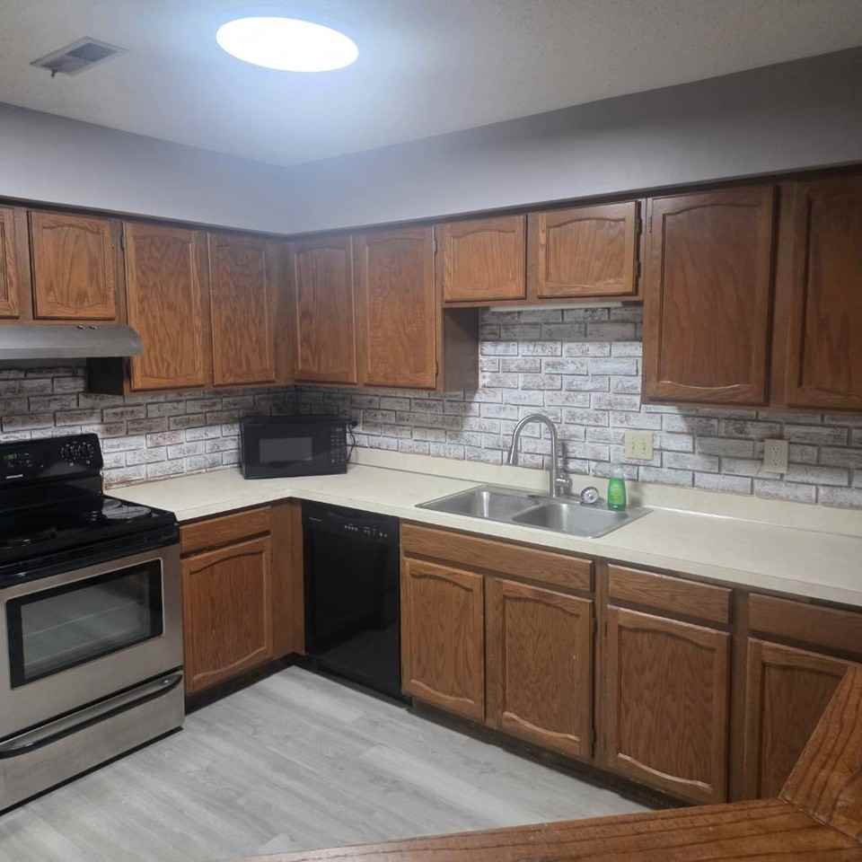 20229 Hunter Ct - Photo 2 of 13