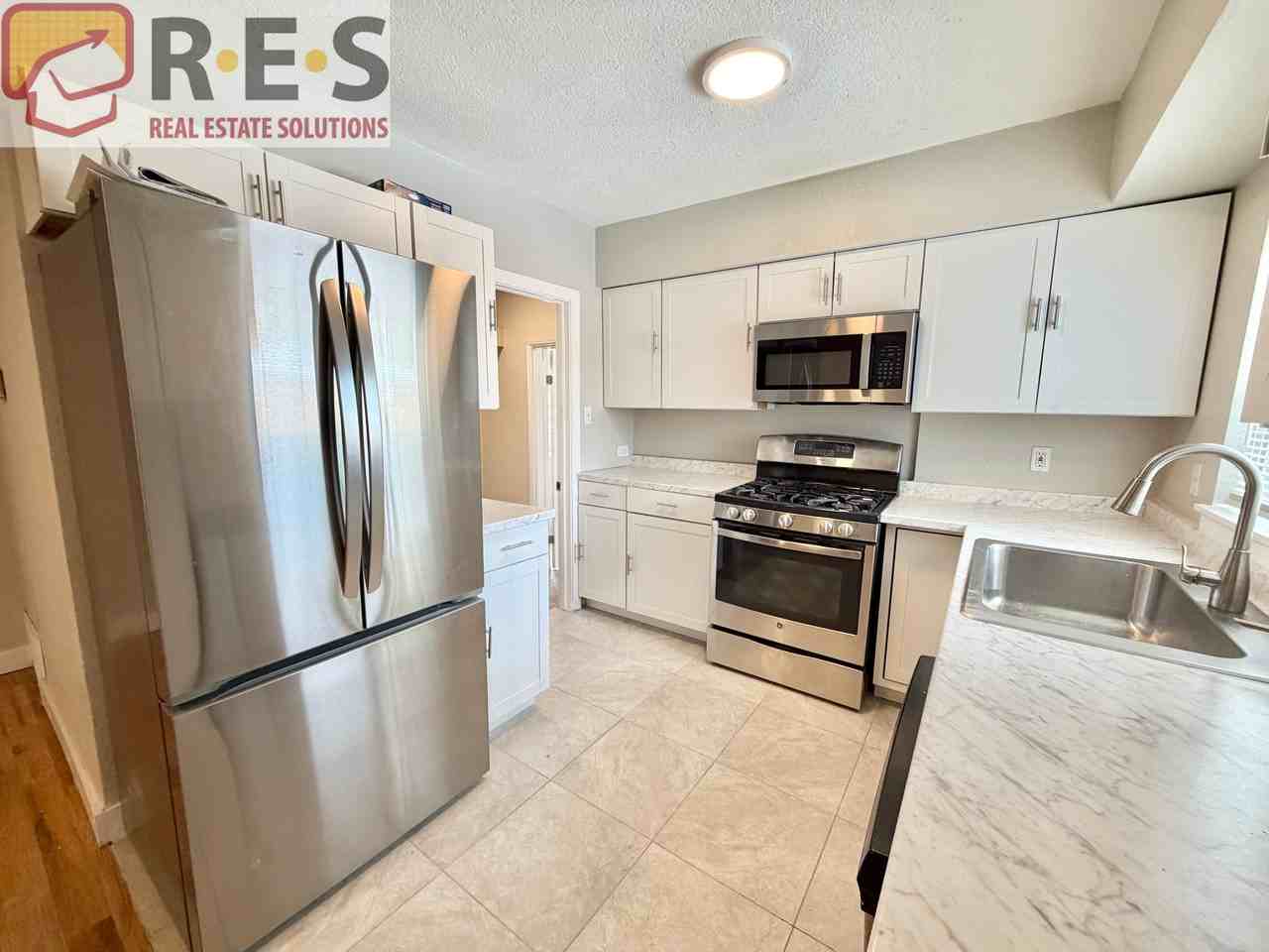 988 Yates St - Photo 4 of 19