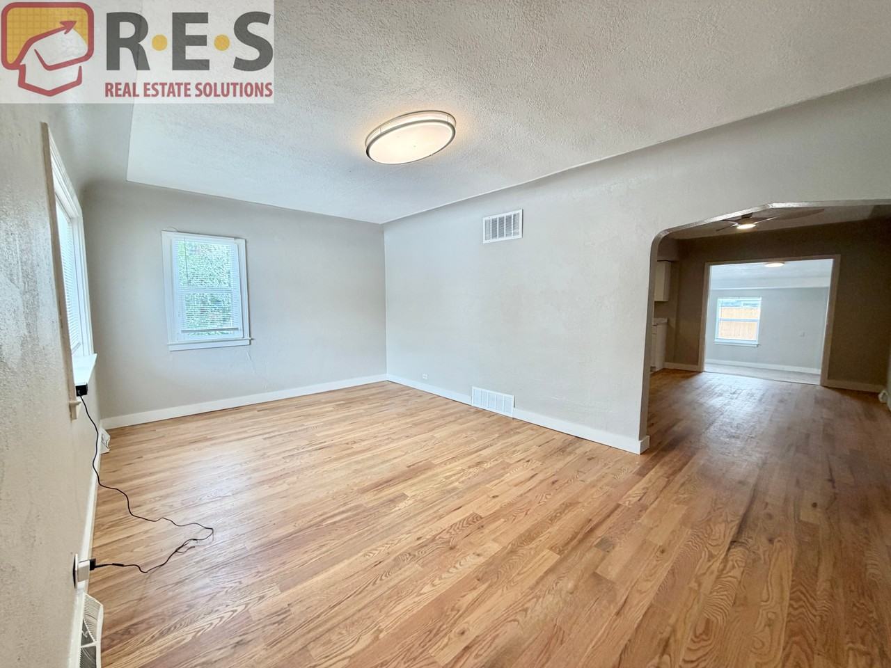 988 Yates St - Photo 5 of 19