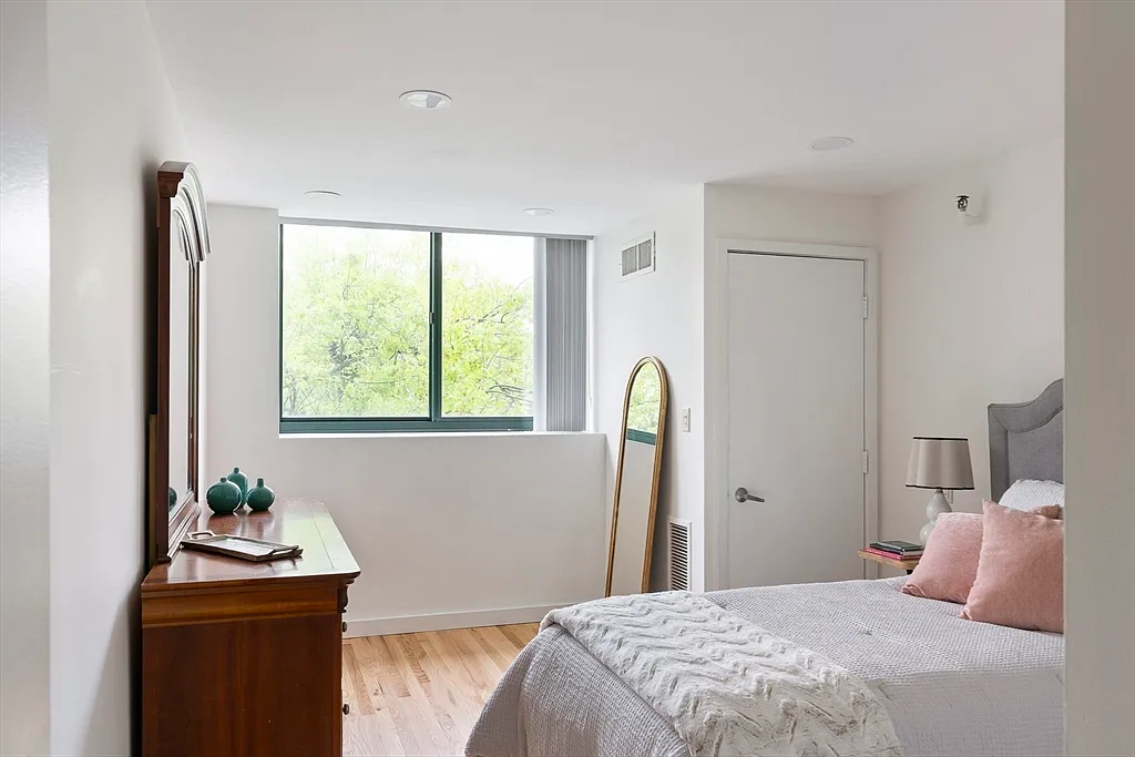 42 8th St #4210 - Photo 3 of 11