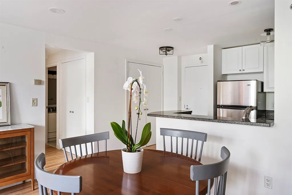 42 8th St #4210 - Photo 4 of 11