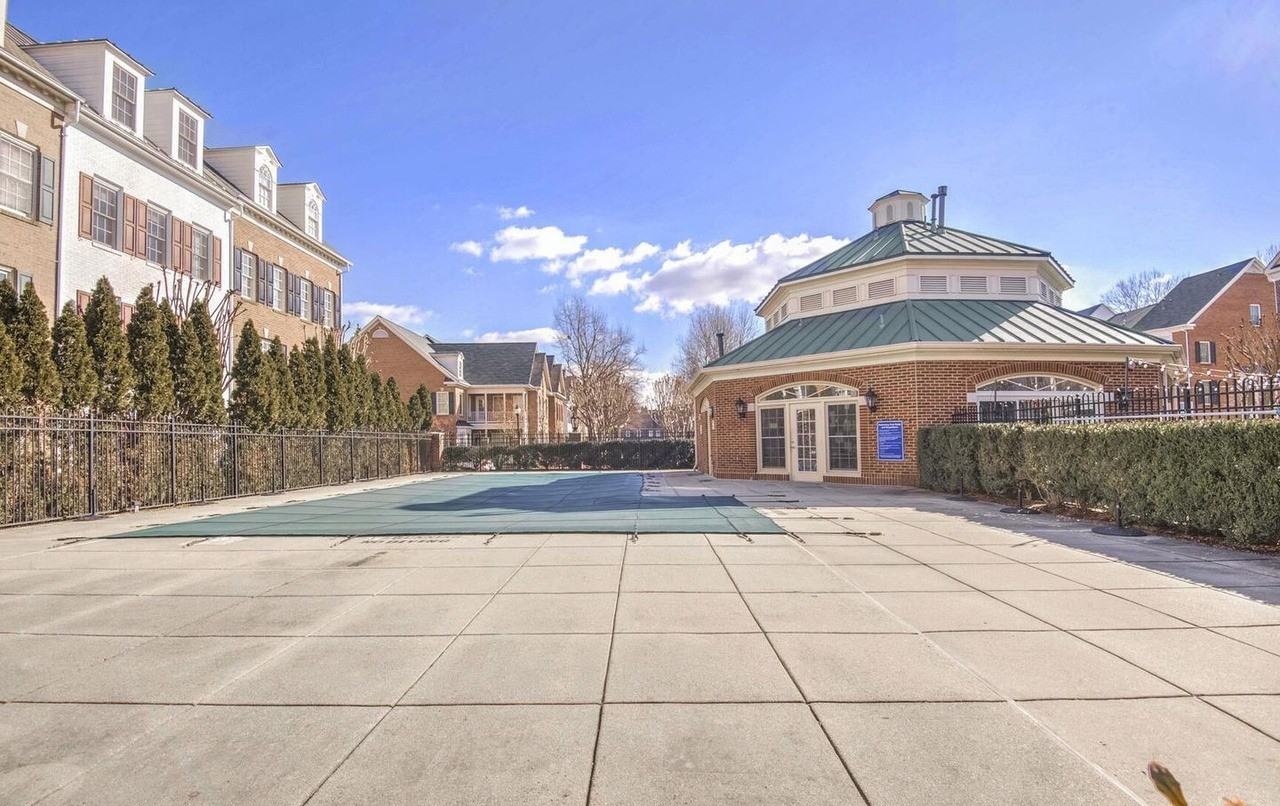 1324 Roundhouse Ln - Photo 2 of 36