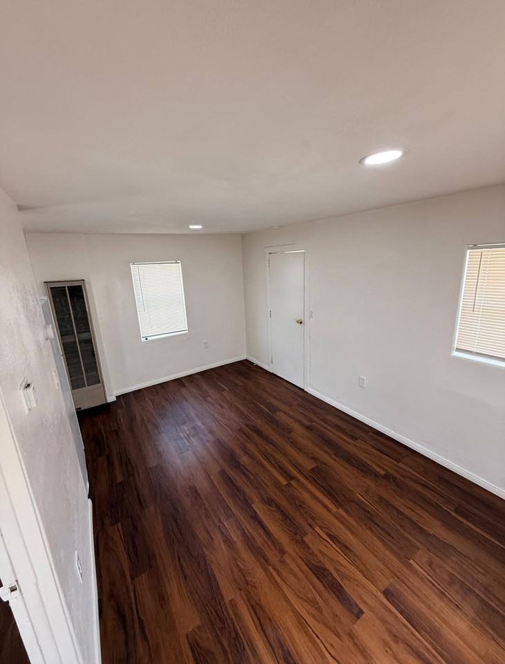 503 E Park St - Photo 3 of 12