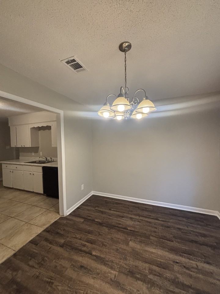 2221 Dorchester Dr - Photo 4 of 18