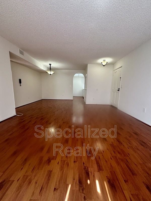 1034 Thompson Ave #8 - Photo 2 of 10