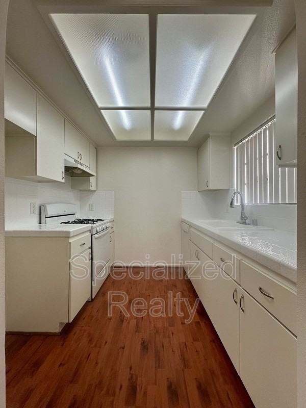 1034 Thompson Ave #8 - Photo 3 of 10