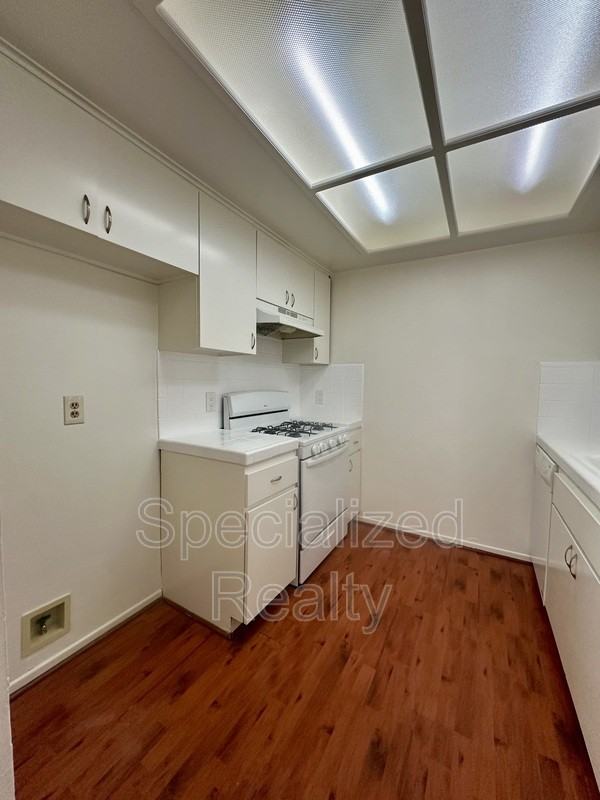 1034 Thompson Ave #8 - Photo 4 of 10