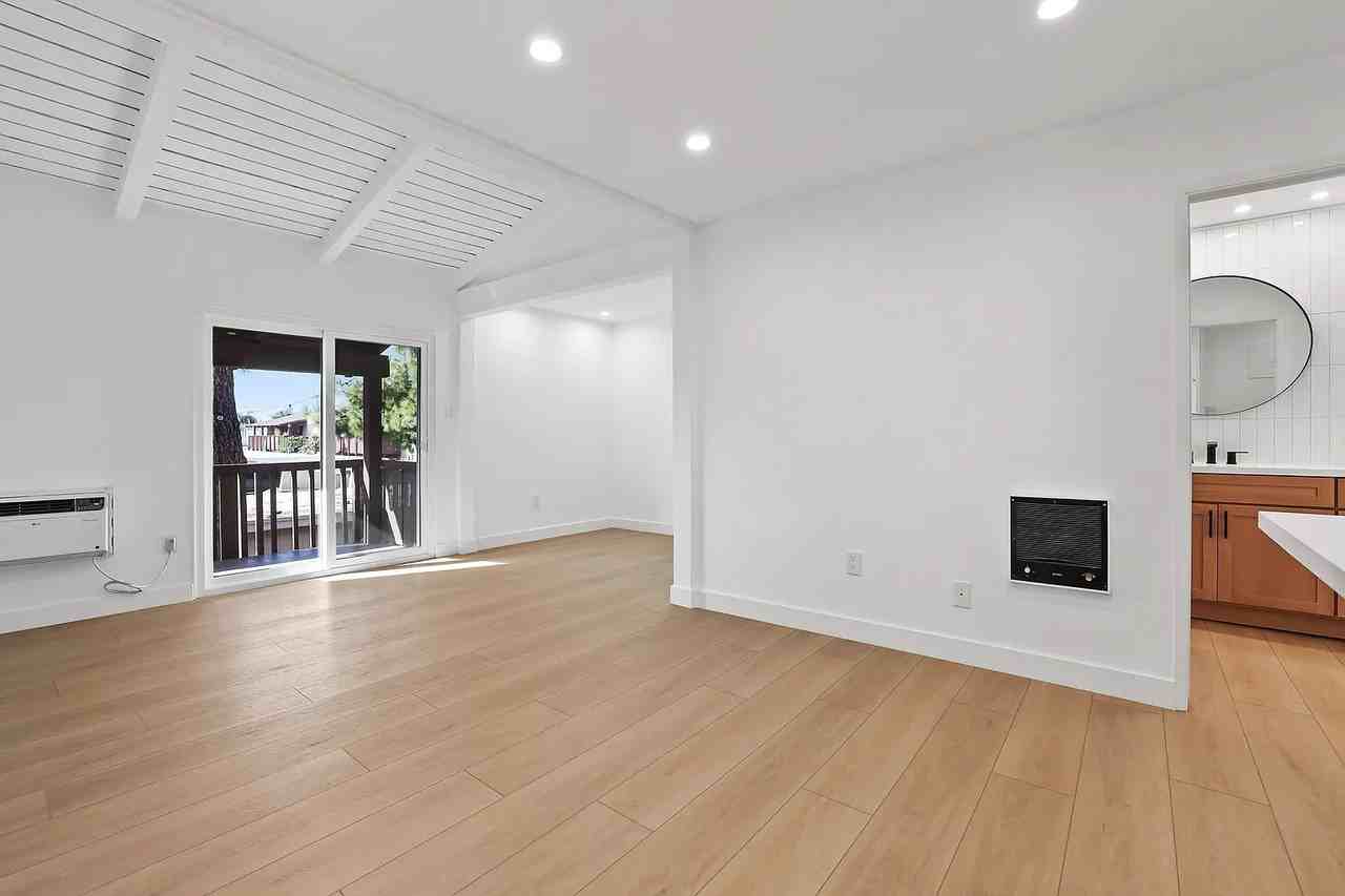 1030 W Macarthur Blvd - Photo 2 of 3