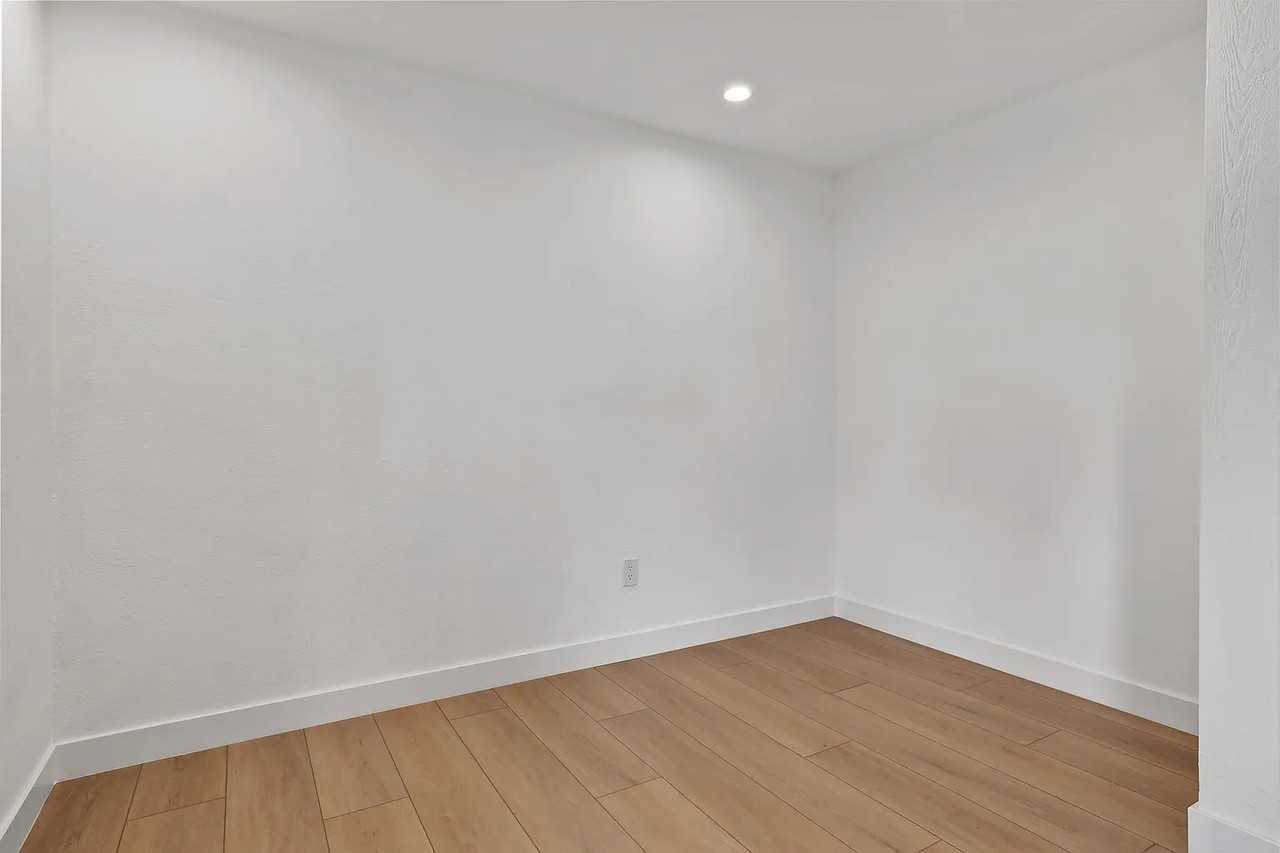 1030 W Macarthur Blvd - Photo 3 of 3