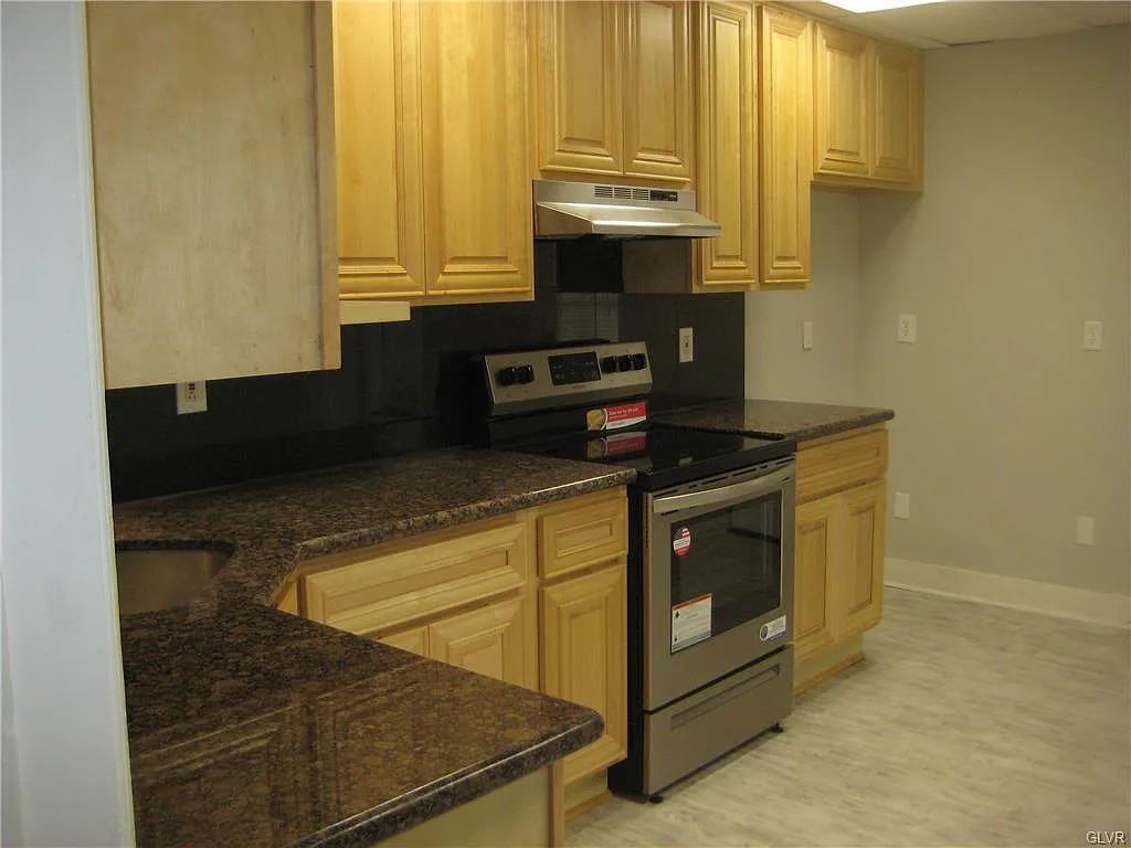 1623 Utica St - Photo 4 of 11