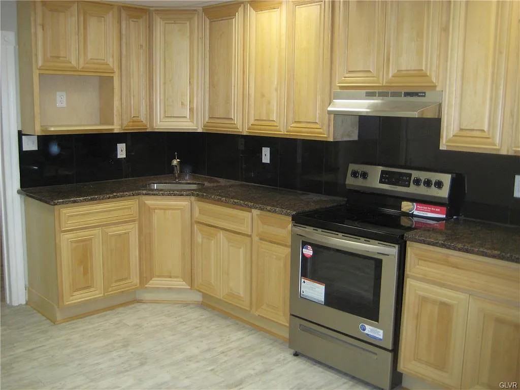 1623 Utica St - Photo 5 of 11