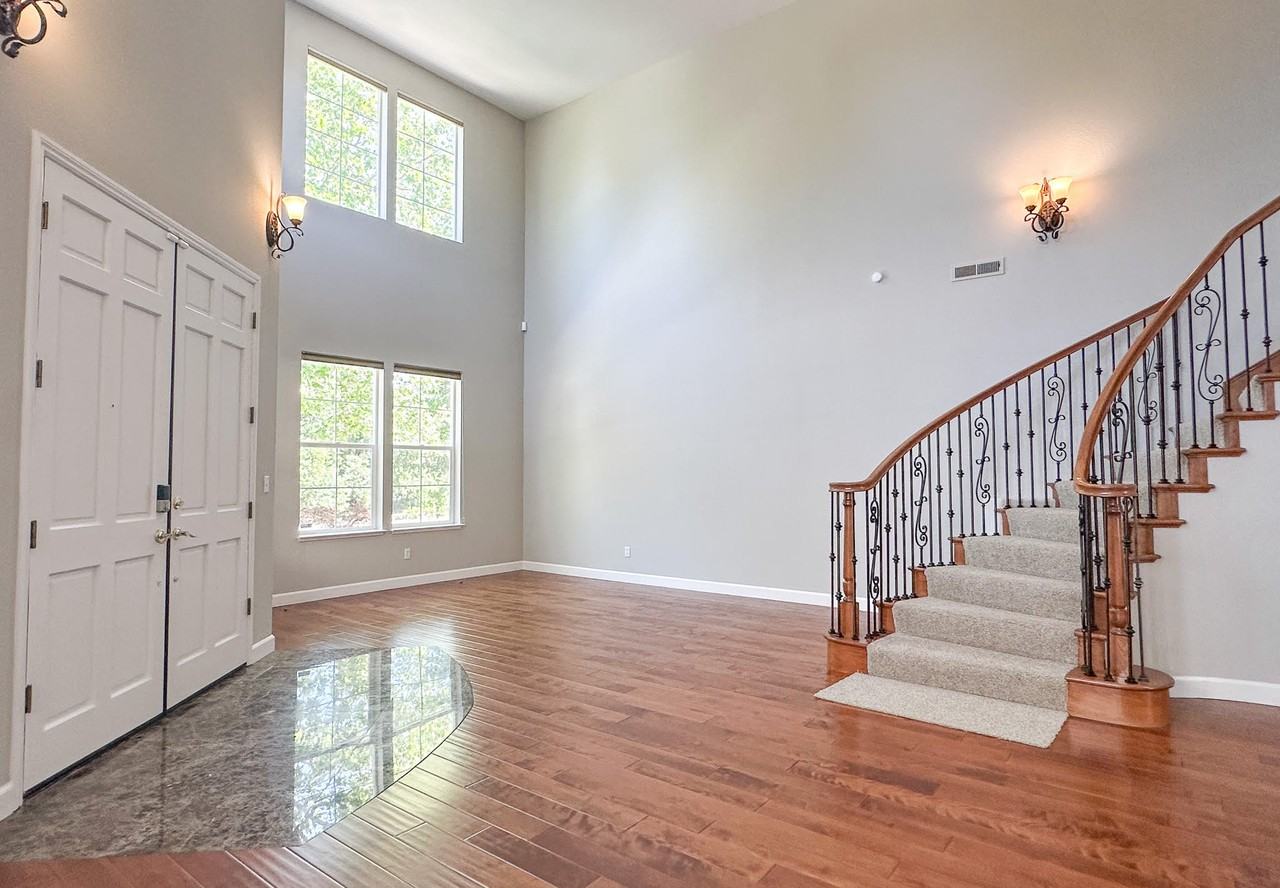 1353 Abbott Ave - Photo 3 of 27