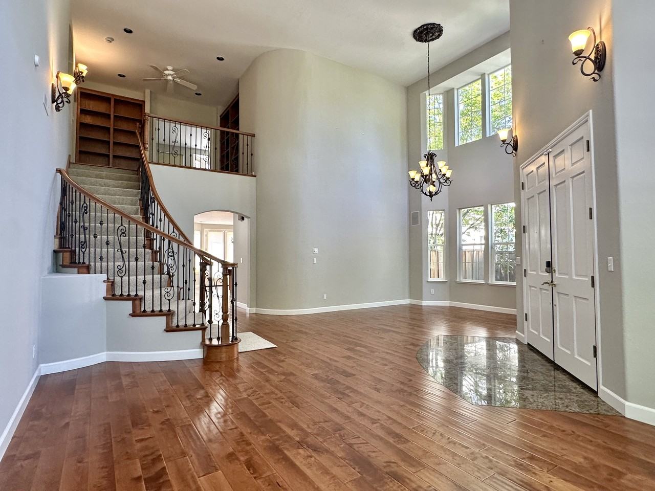 1353 Abbott Ave - Photo 4 of 27