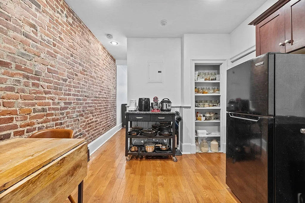 33 Irving St - Photo 4 of 14