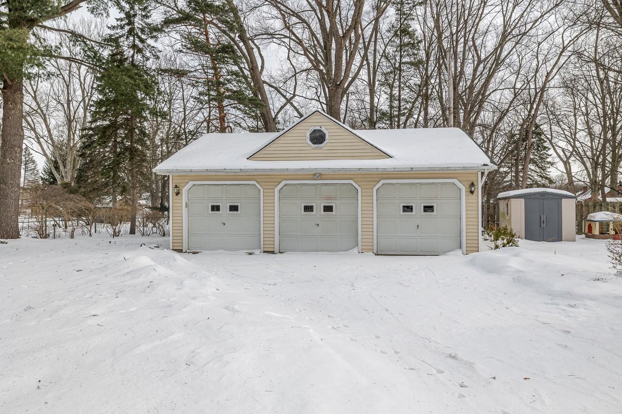 939 Stuart Dr - Photo 3 of 38